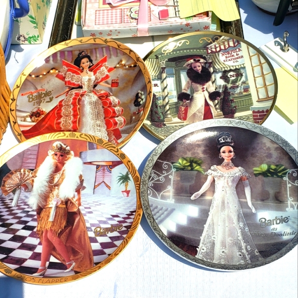 Multiple Collectable Barbie porcelain plates - Picture 3 of 16